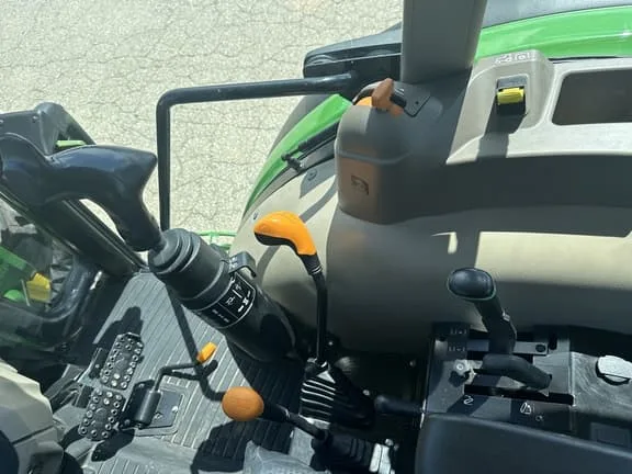 2018 John Deere 5055E - Thumbnail 4