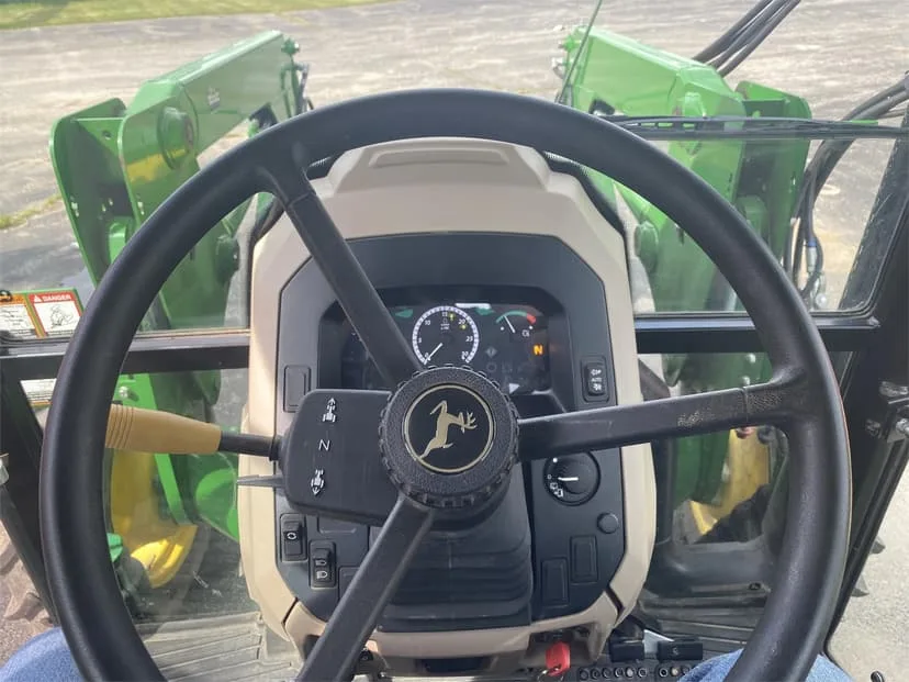 2017 John Deere 5065E - Thumbnail 3